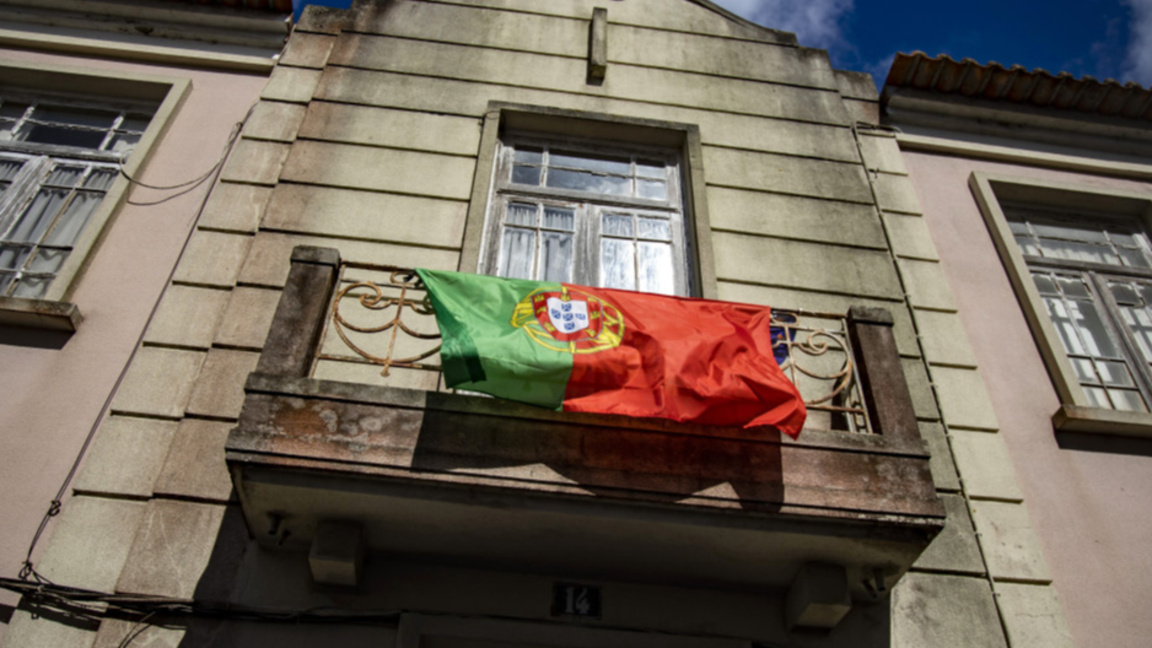 Португалският флаг се развява на балкон в град Авейро.