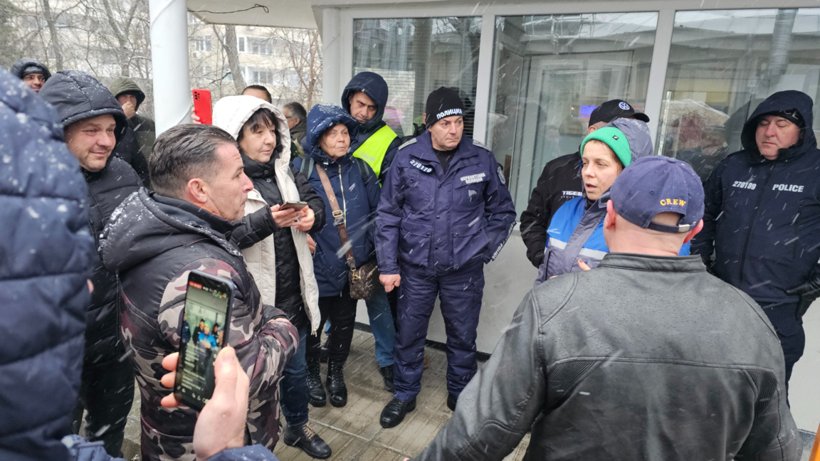 20 души на протест срещу високите сметки...