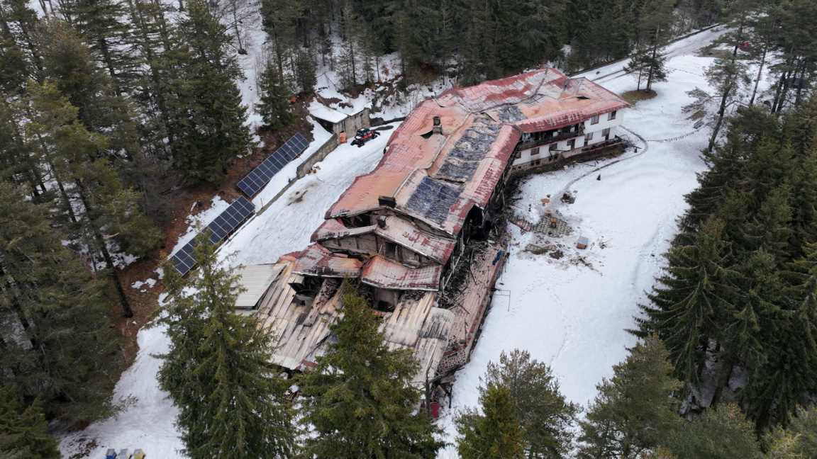 Служители на МВР охраняват хижа "Петрохан", където на 2 февруари бяха открити три простреляни тела - 16 февруари 2026 г.