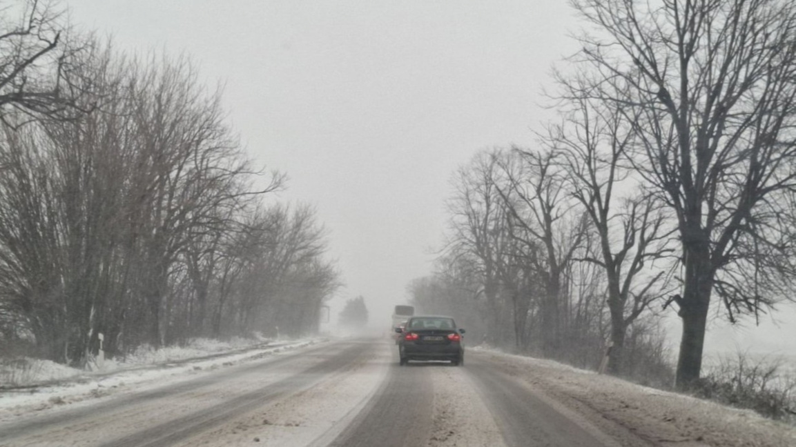 Затворени пътища и блокирани автомобили заради снега