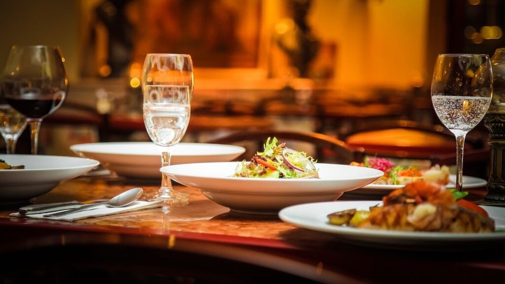 Лято е, но ресторантьори и клиенти очакват смяната на валутата.