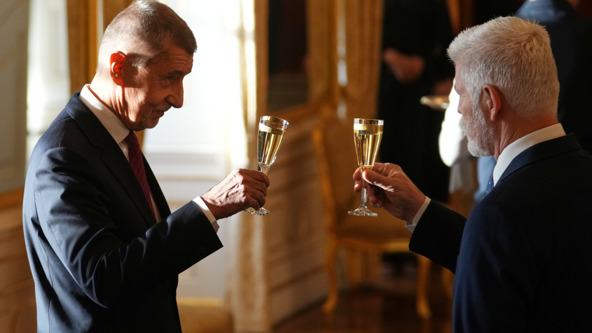 Андрей Бабиш и президентът Петър Павел вдигат тост след церемонията по полагане на клетва в Пражкия замък, 9 декември 2025 г.