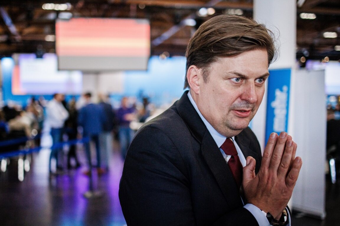 Задържаният за шпионаж е асистент на евродепутата от "Алтернатива за Германия" Максимилиан Кра (на снимката).