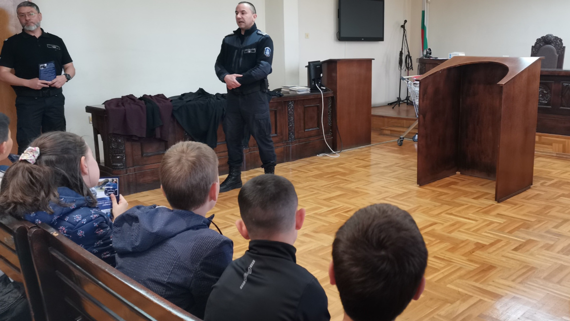 Урок по правосъдие за четвъртокласниците...