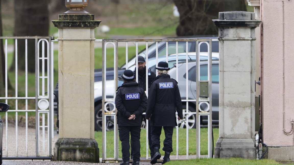Полицейски служители патрулират района около Роял Лодж, където е живял Андрю Маунтбатън-Уиндзор (бивш принц Андрю, херцог на Йорк), Великобритания, 21 февруари 2026 г.