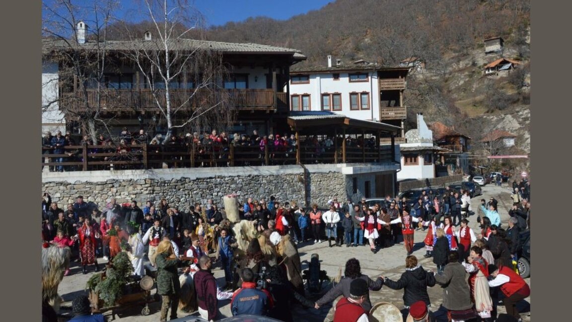 Abundante vino, dragones, osos y folklore: Delchevo festeja junto con municipios del norte de Grecia