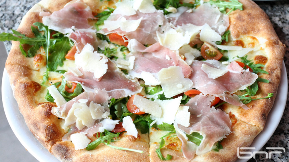 Пица с розова вода, еленски бут и кози с...