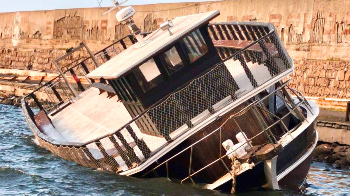 Туристически кораб потъна край Созопол заради силния вятър