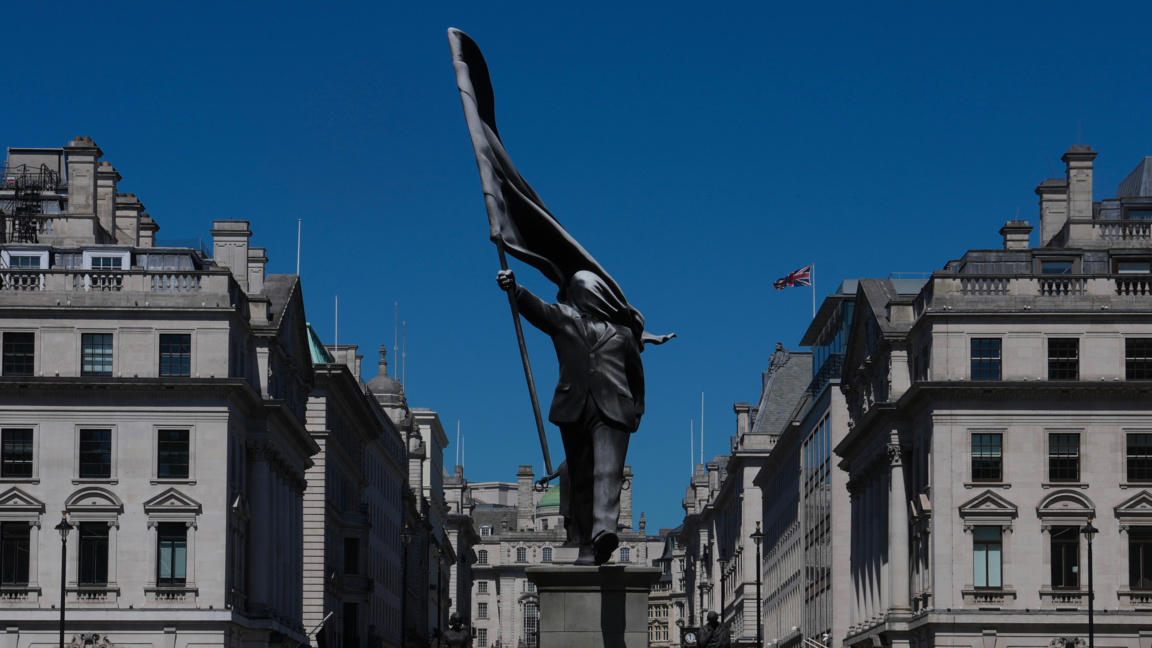 Банкси се появи със статуя в центъра на ...