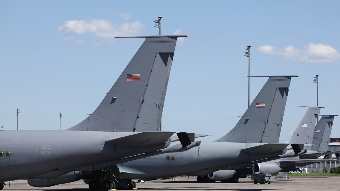Les avions militaires américains quitten...