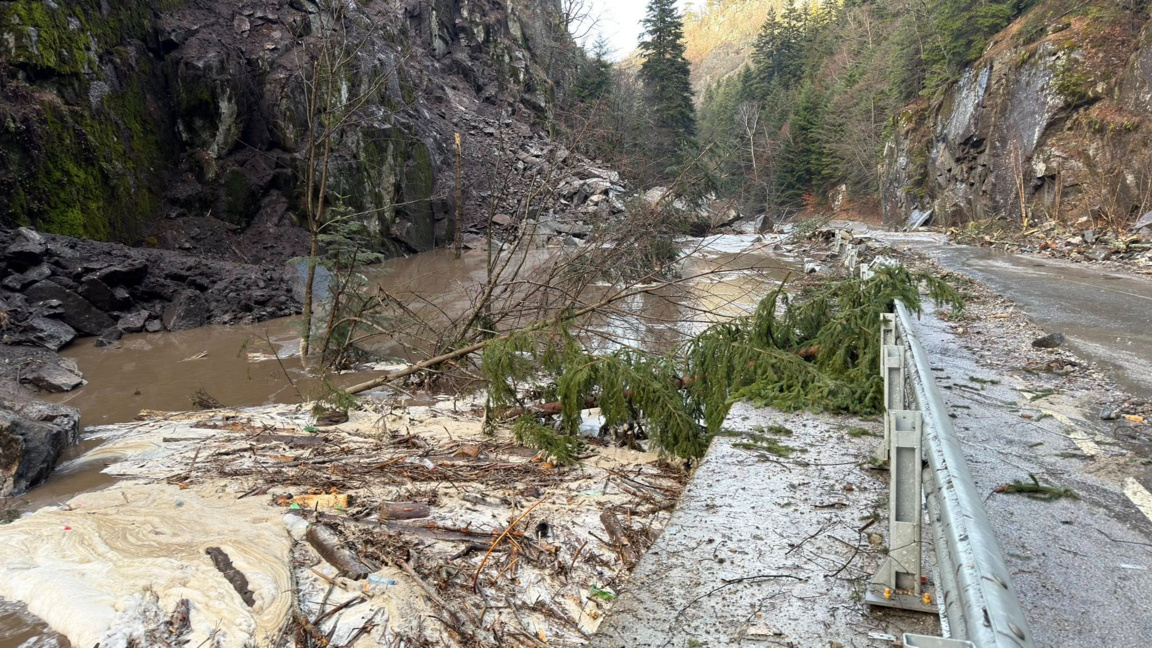 Река Чепинска заля част от пътя Велинград – Сърница и го затвори
