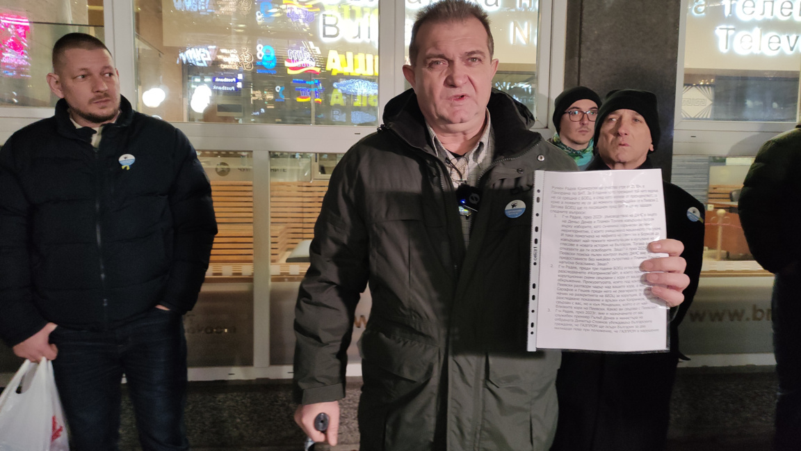 Активисти на "БОЕЦ" се събраха пред сградата на БНТ, за да посрещнат Румен Радев