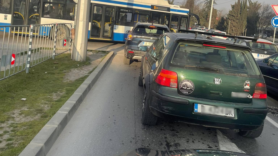 Задръстване на Аспаруховия мост заради к...