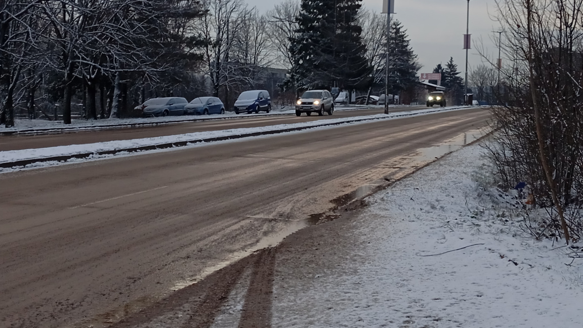 14 машини чистят снега по републиканските пътища в Монтанско