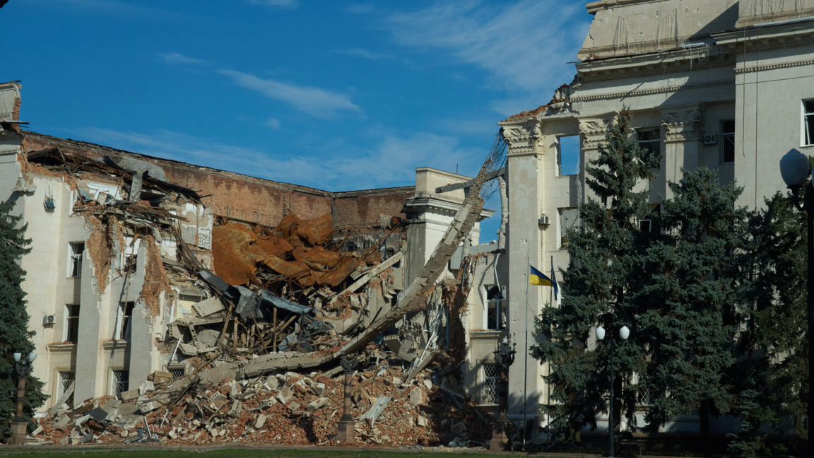 Трима души са убити след руска атака в центъра на Херсон