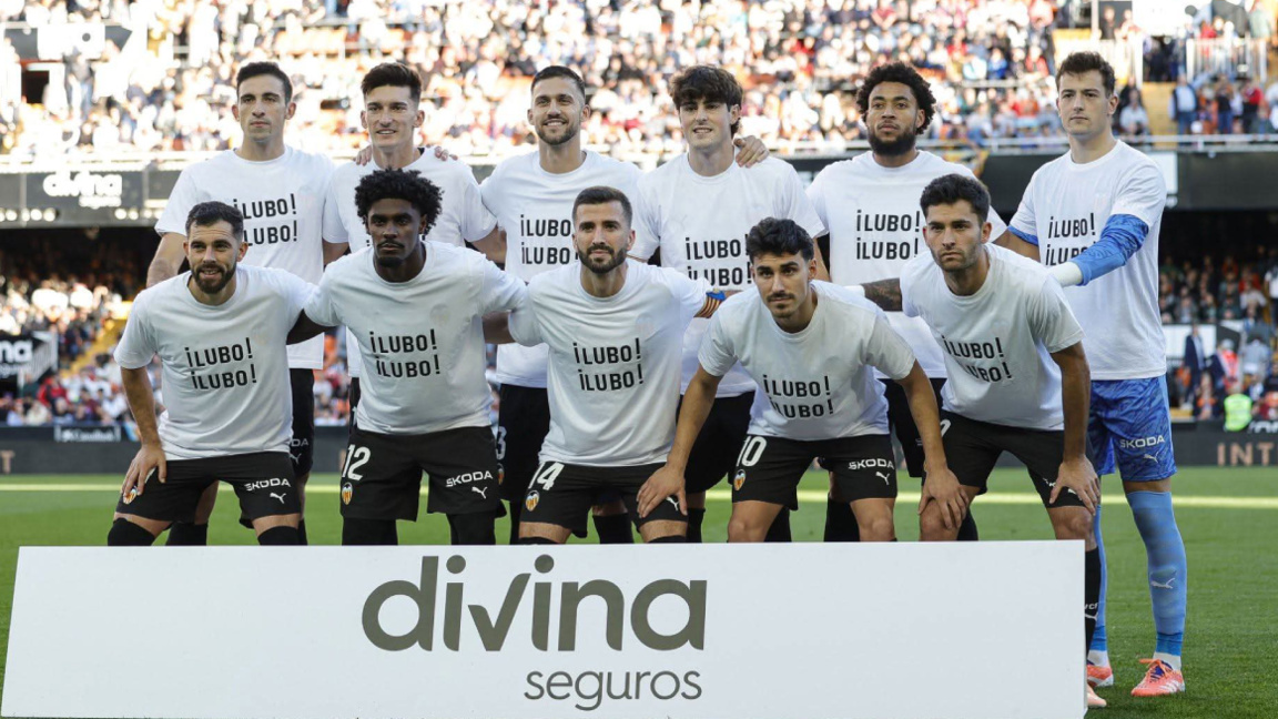 Фудбалери и навијачи „Валенсије“ подржал...