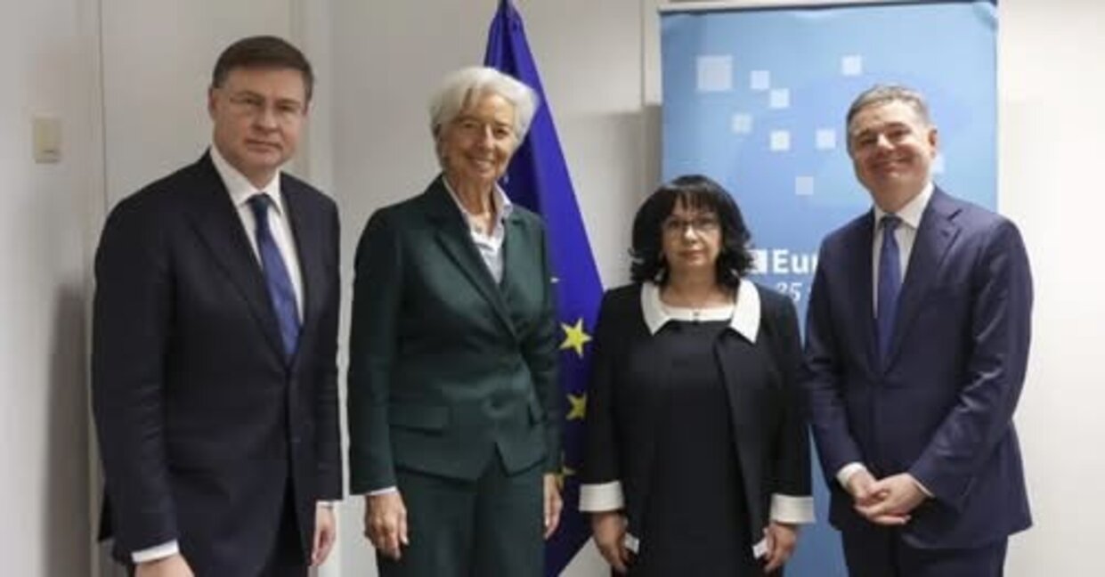 Отляво надясно - еврокомисарят по икономика Валдис Домбровскис, гуверньорът на ЕЦБ Кристин Лагард, българската министърка на финансите Теменужка Петкова и председателят на Еврогрупата Паскал Донахю