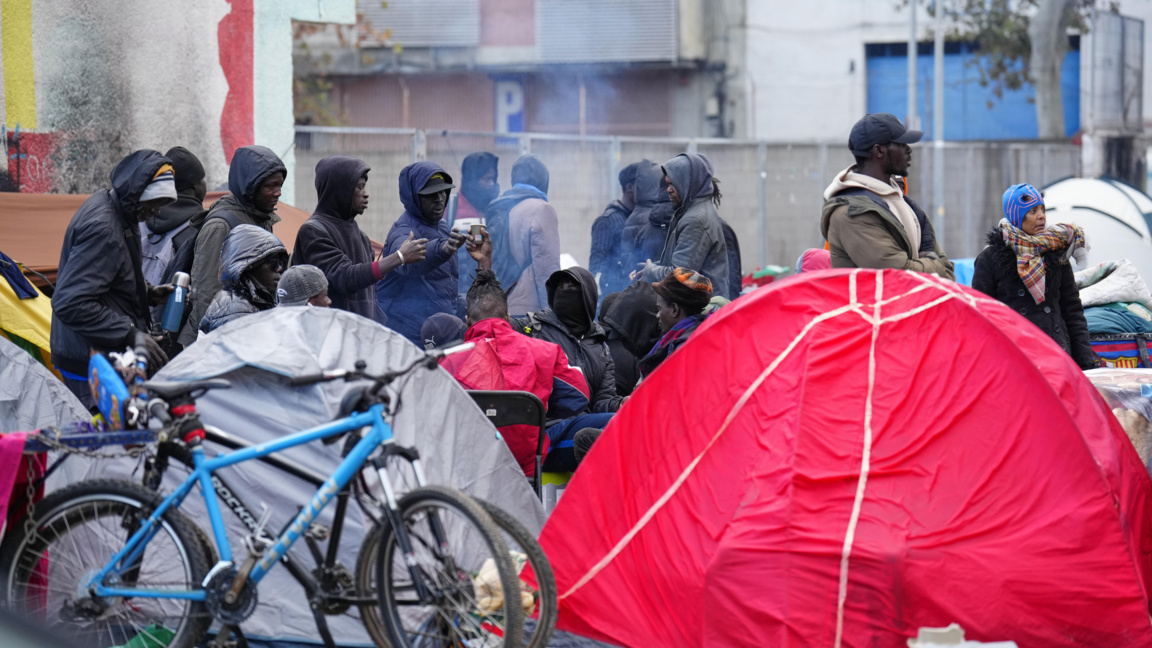 Местните полицейски служители премахват импровизиран лагер на имигранти в и край изоставена сграда в Бадалона, Барселона, Испания, архив, декември 2020 г.