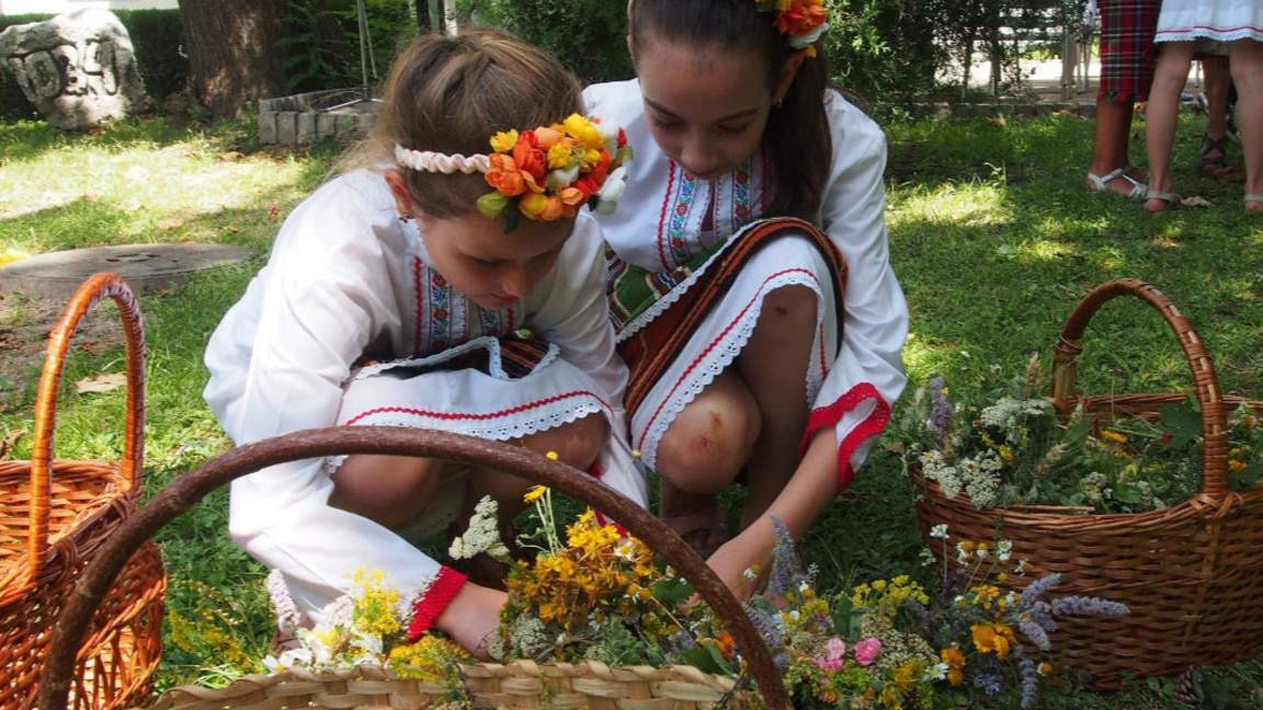 Възстановка на Еньовден представят деца ...