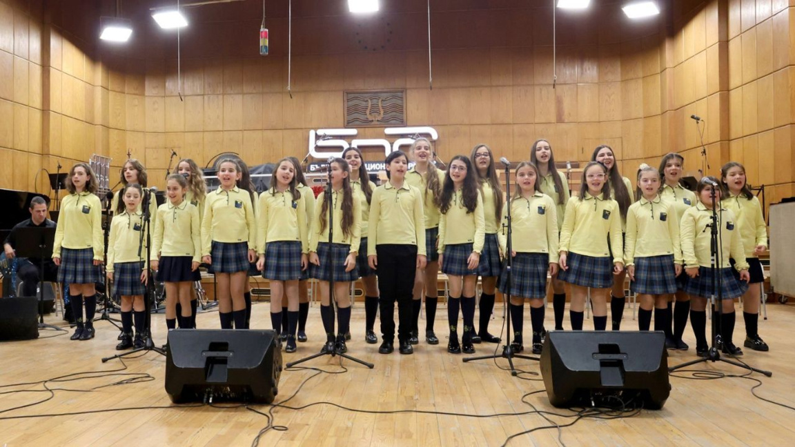 "Радиодеца"-та ни пренасят с песни в жив...