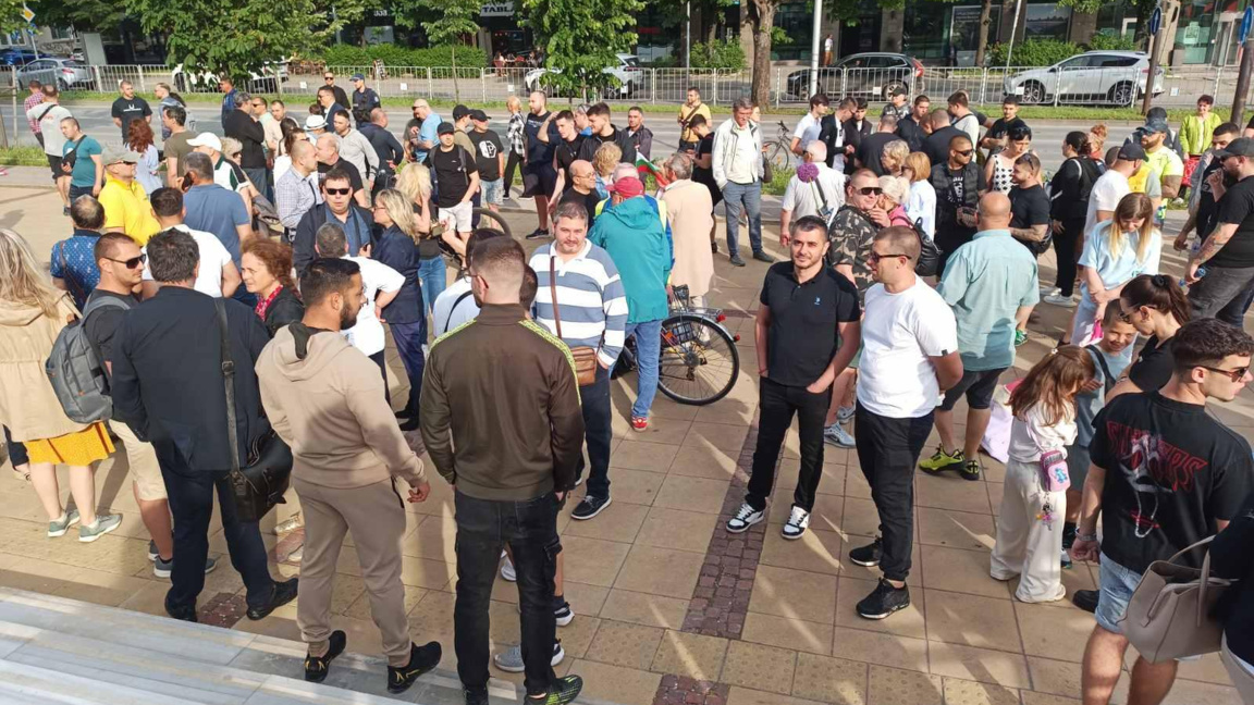 Протест във Варна с искане за оставка на...