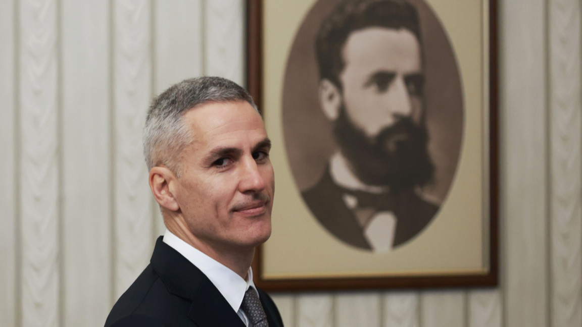 Президентът Илияна Йотова връчи на Андрей Гюров мандат за съставяне на служебно правителство.