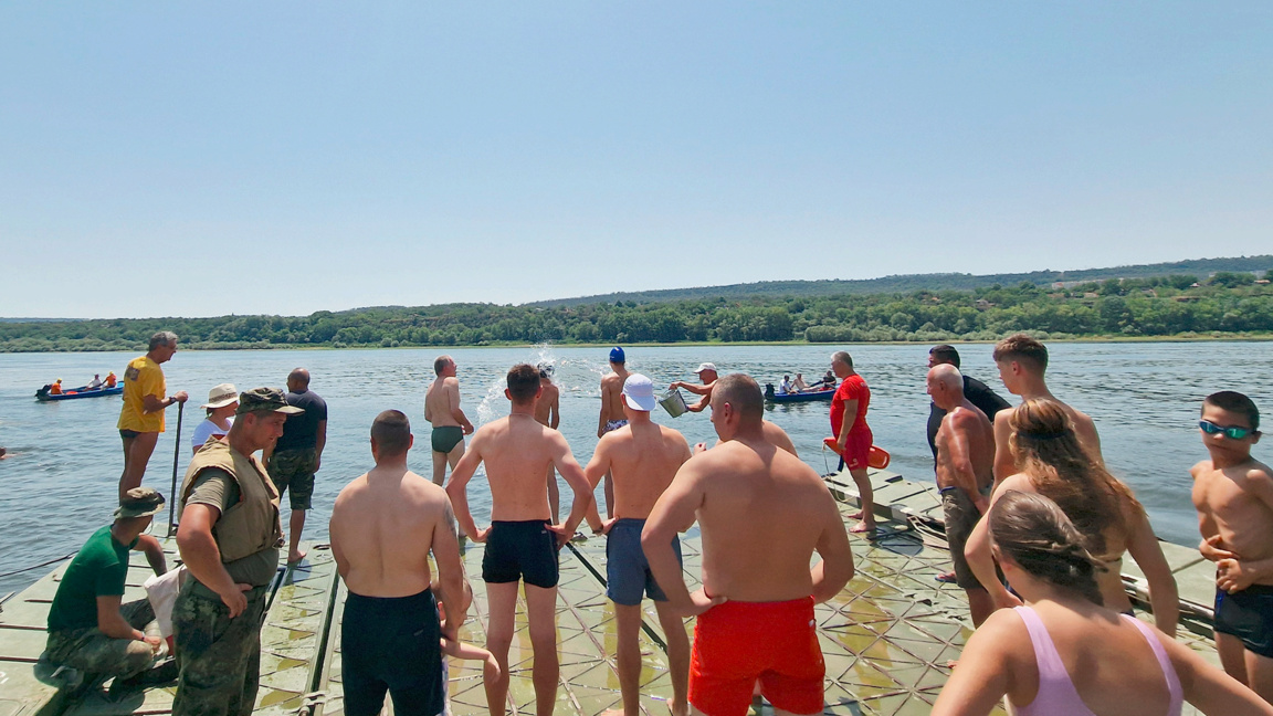 Traversée collective du Danube à la nage...