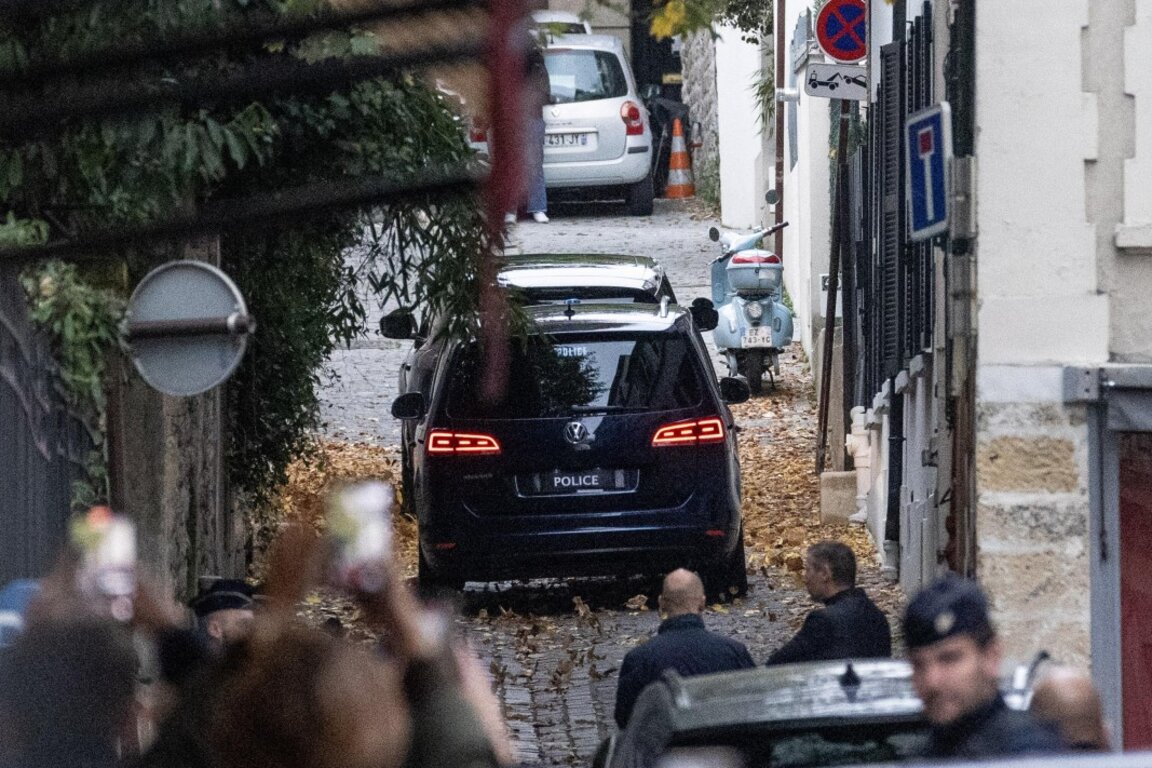 Бившият френски президент Никола Саркози пристига с кола в дома си, след като е напуснал затвора "Санте", в Париж, Франция, 10 ноември 2025 г.
