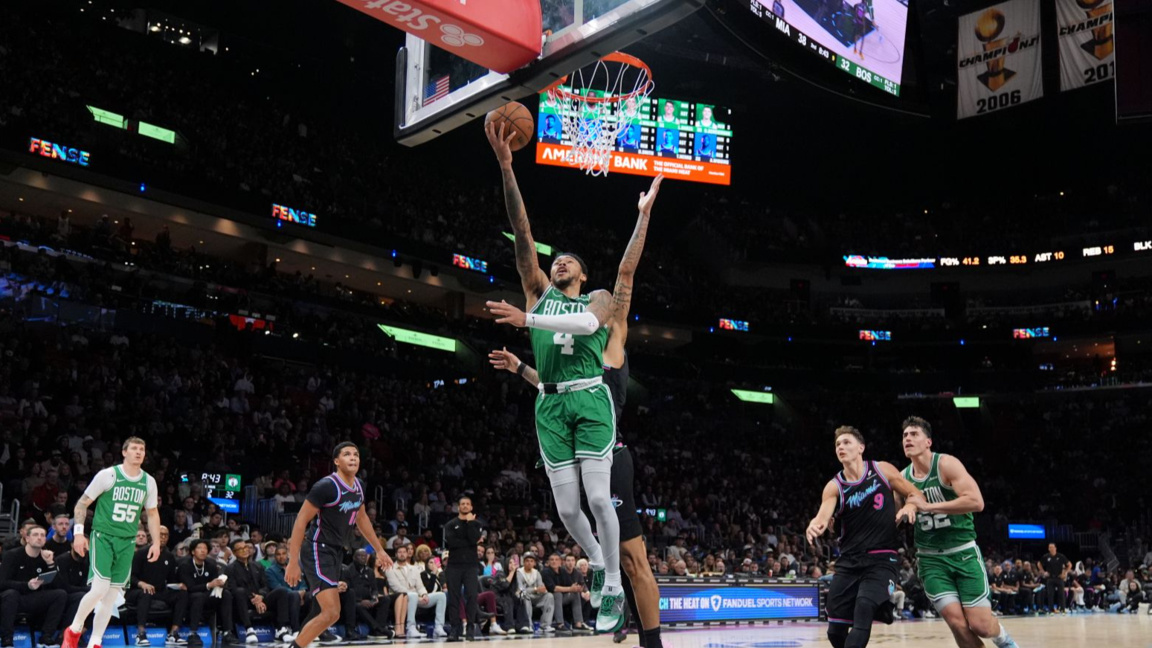 Анфърни Саймънс вкарва поредния кош за Бостън.