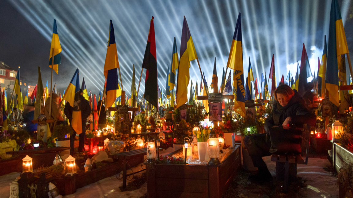 Запалени свещи в памет на загиналите в навечерието на четвъртата годишнина от началото на войната в Украйна. Лвов, 23 февруари 2026 г.