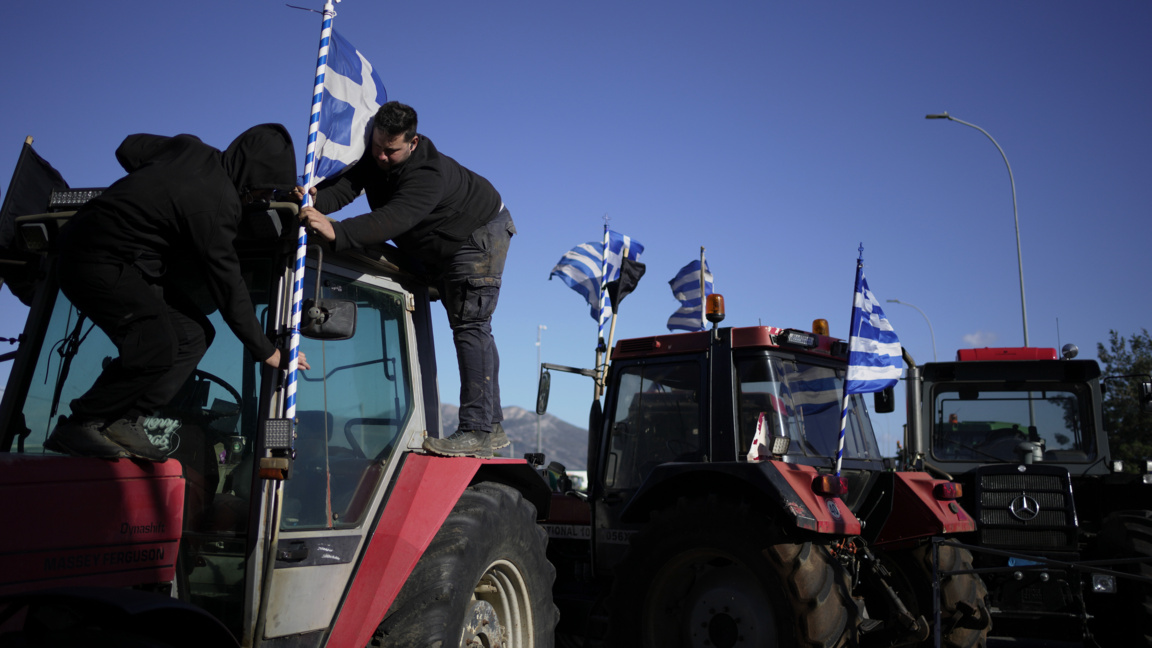 Гърция: Заледени пътища и фермерски блокади