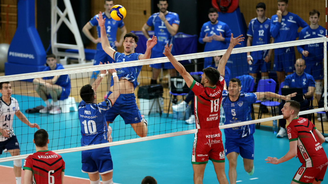 Левски поведе на Нефтохимик във финала н...