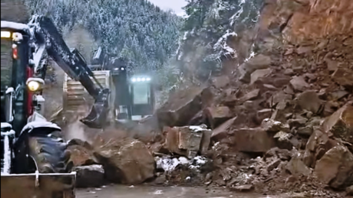 Специализирана техника разчиства свлачището край село Широка лъка