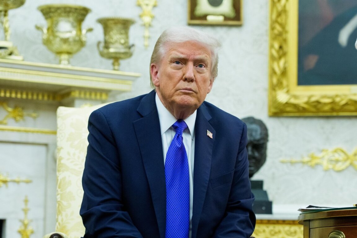 Американският президент Доналд Тръмп разговаря с медиите след обявяването на новите санкции срещу Русия