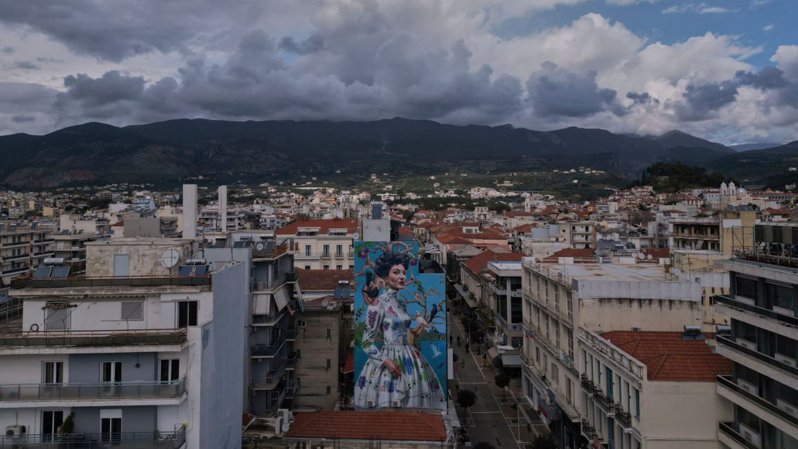 Илюстративна снимка - изглед от гр. Каламата, където се вижда стенопис, изобразяващ оперната легенда Мария Калас, от художника Клеоменис Костопулос, 9 февруари 2026 г.