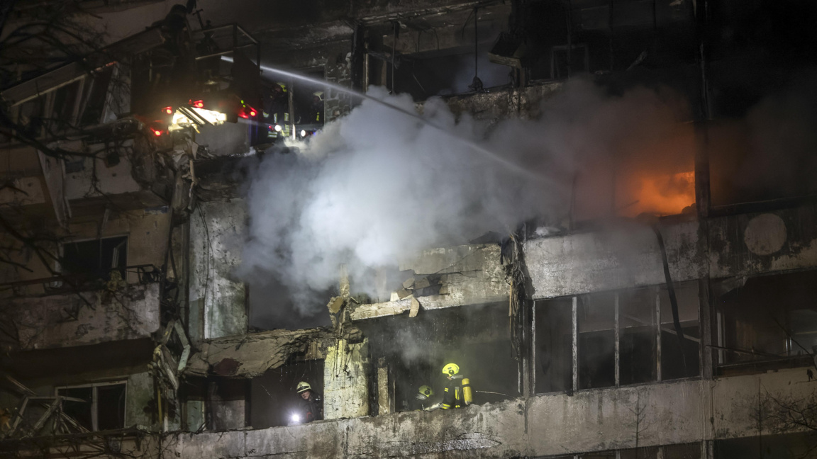 Поразена при руска атака 9-етажна сграда в столицата на Украйна Киев, 25 ноември 2025 г.