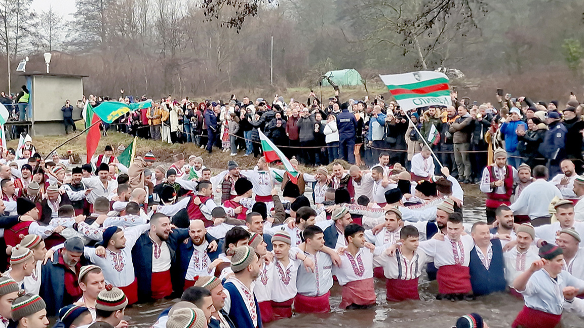 Мужчины в народных костюмах станцевали б...