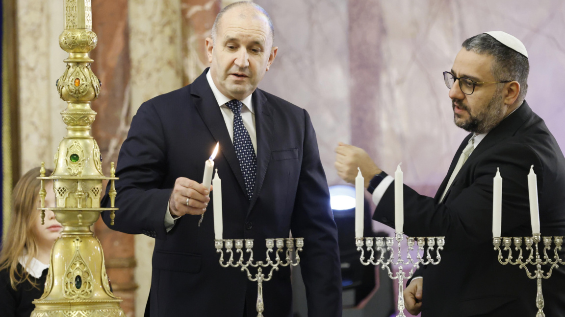Президентът Румен Радев взе участие за празника Ханука в Софийската синагога