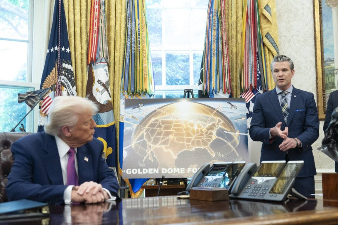 Доналд Тръмп представя противоракетната система в компанията на шефа на Пентагона Пийт Хегсет, 20 май 2025 г.