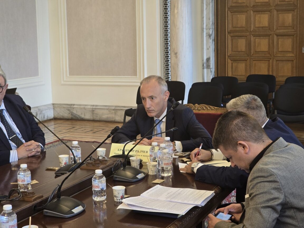 Министърът на образованието Красимир Вълчев отговаря на въпроси от членовете на Комисията по образованието и науката в НС.