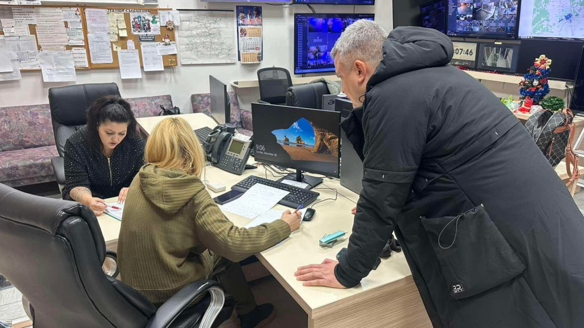 След бурята в Старозагорско:  Аварийни екипи на терен, пускат тока поетапно