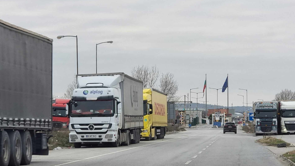 Интензивен е трафикът за товарни автомобили на граничните пунктове "Капитан Андреево" и "Лесово"