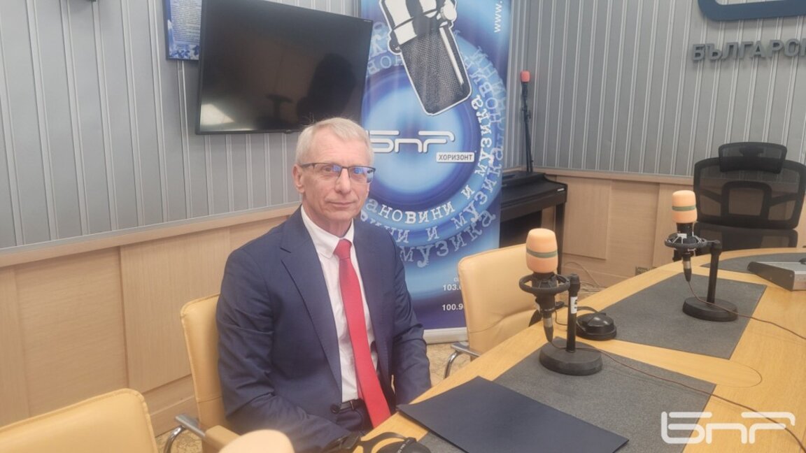 Акад. Николай Денков: Държавният глава тича по пистата на популизма