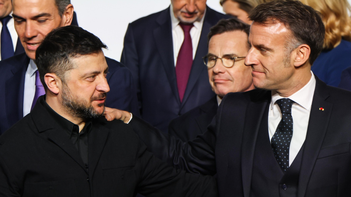 Президентът на Украйна Володимир Зеленски (вляво) и президентът на Франция Еманюел Макрон (вдясно) в Париж на Коалицията на желаещите за Украйна.