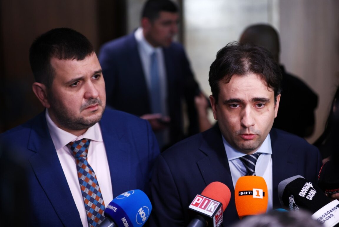 Божидар Божанов (вдясно) говори пред медиите в кулоарите на НС. Вляво -  депутатът от ПП-ДБ Йордан Иванов -  27 ноември 2024 г.