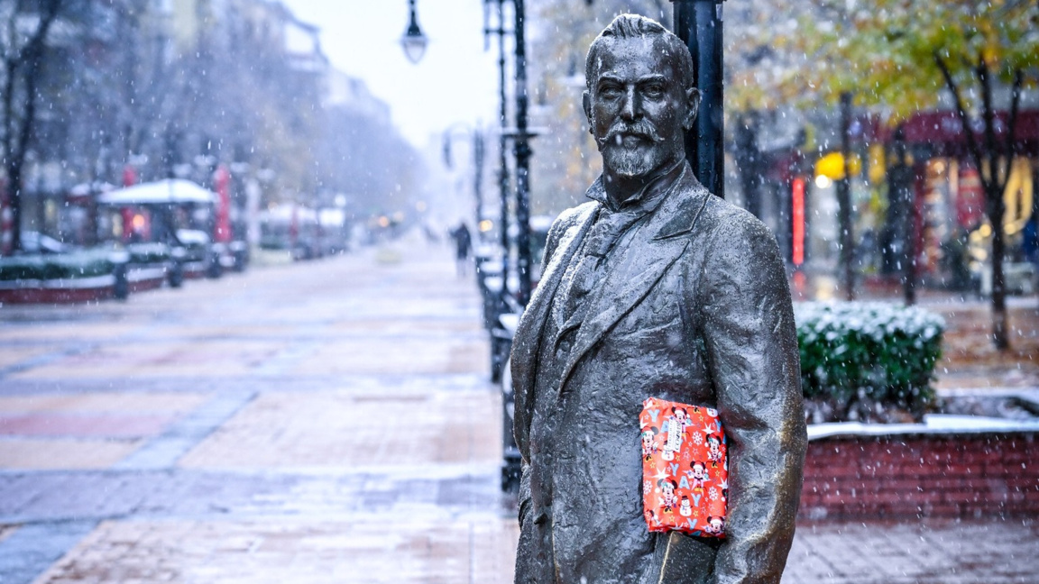 По традиция градските статуи в София осъ...