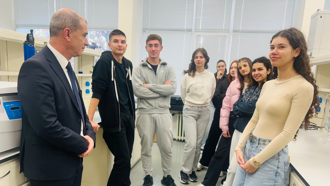 Над 100 младежи се записаха в STEM кръжоци към БДУ