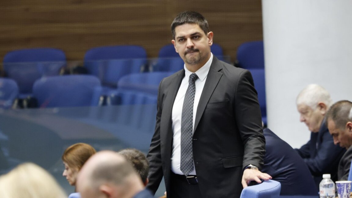 Радостин Василев от МЕЧ в НС по време на дебатите по вота на недоверие към кабинета.