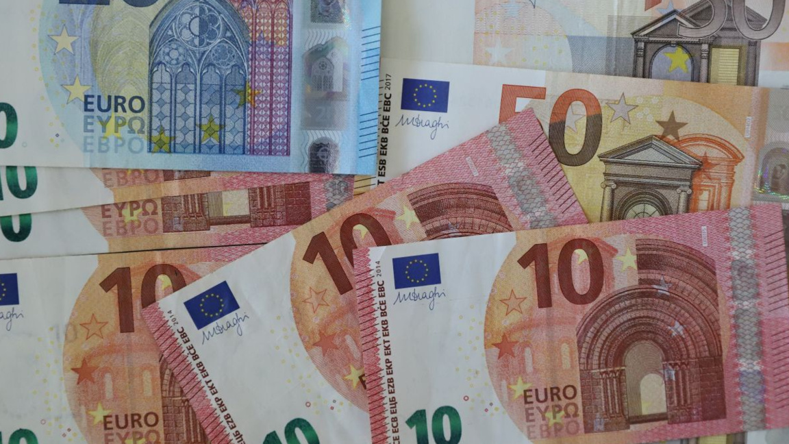 В Гърция ще може да се теглят пари в брой и от магазините