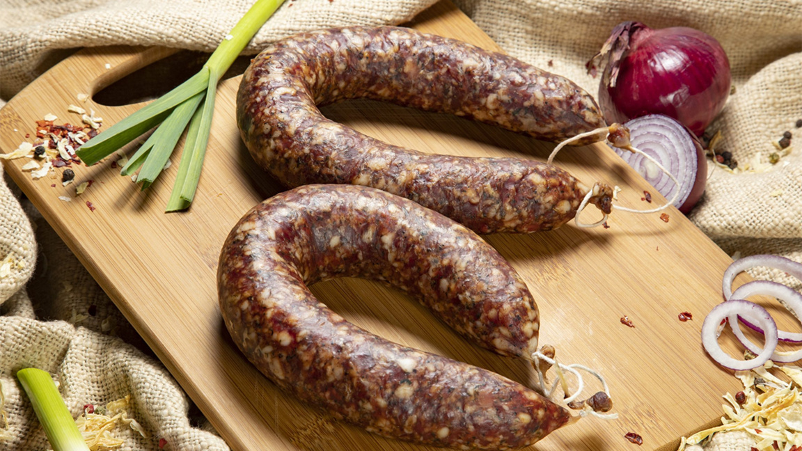 Sujuk, appetizers and folklore music – a...